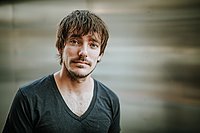 Fotoportrait des Kabarettisten und Musiker Peter Fischer